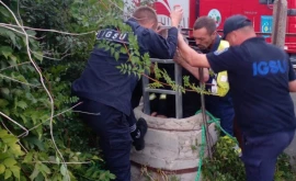 Un bărbat a fost salvat de salvatori după ce a căzut întro fîntînă cu apă 