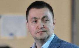 Platon surprins cum stă la coadă pentru a vota în Londra