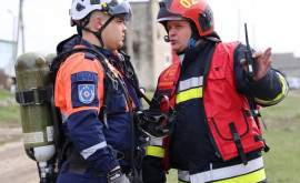 Evacuări și stingere de incendiu simulate cum se antrenează pompierii pentru situații excepționale