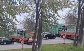 Pericol major în Chișinău Mai mulți șoferi au ignorat roșul semaforului și au trecut în fața trenului