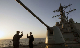 Эсминец США запустил три ракеты по иранским военным катерам