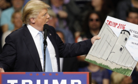 Trump a semnat ordinul de construire a unui zid 