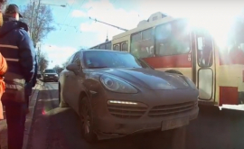 Ce riscă șoferița cu mașina de lux care a parcat chiar în stație VIDEO