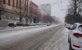 Chișinăul cufundat în mizerie după ninsorile de astăzi