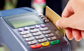 Все больше жителей Молдовы платят по банковским картам