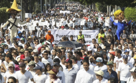 Zeci de mii de mexicani au manifestat împotriva lui Trump