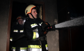 Apartament cuprins de flăcări la Durlești VIDEO
