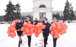 Polițiștii de Ziua Îndrăgostiților au împărțit dragoste 