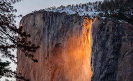 В США водопад превратился в поток лавы ФОТО
