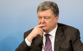 Un jurnalist a relatat cît de mult suferă Poroșenko citind Facebookul