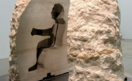 Французский художник замуровал себя в 12тонном камне