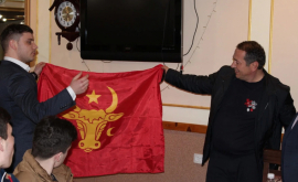В Черновцы привезли флаг Великой Молдовы ФОТО