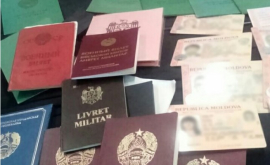 150 de pașapoarte falsificate depistate în bagajul unei moldovence