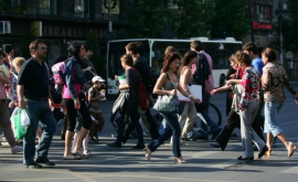 Женщин в Молдове больше чем мужчин а зарплаты у них меньше