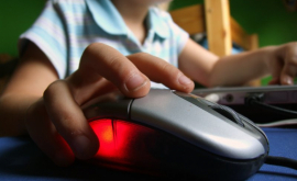 Riscurile la care se expun copiii pe internet în atenția Guvernului