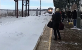 În statul NewYork un tren sosit în gară a acoperit cu zăpadă oamenii VIDEO