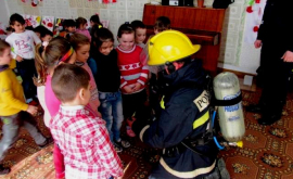 40 пожарных посетили кагульский детский сад ВИДЕО
