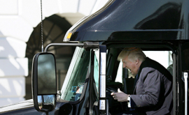 Восторженный Трамп за рулем грузовика стал хитом сети ФОТО