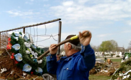 Cetățenii sînt rugați să renunțe de Paștele Blajinilor să procure flori artificiale