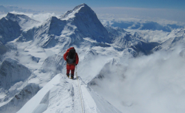 На Эверест разбился легендарный альпинист