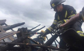 Un incediu a distrus acoperișul unei case din Băcioi
