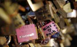 Lacătele iubirii din Paris vîndute cu o sumă RECORD 