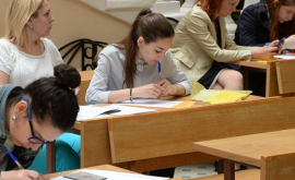România a redus numărul de burse pentru studenții din Moldova 