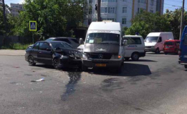 Încă un accident cu implicarea unui microbuz pe strada Vasile Alecsandri 