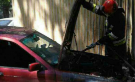 În capitală a luat foc un automobil FOTO