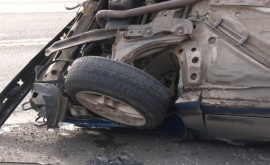 Автомобиль преследуемый полицией перевернулся в Яловенах