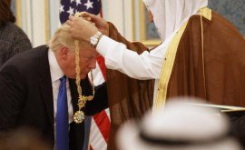 Regele Arabiei Saudite la decorat pe Trump cu medalia de aur