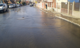 O stradă din capitală a fost inundată VIDEO