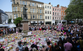 Mii de britanici au păstrat un minut de reculegere în memoria victimelor atentatului de la Manchester