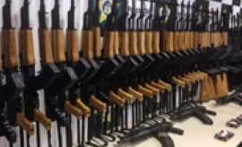 60 de arme automate confiscate pe Aeroport