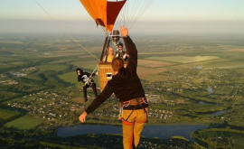 Украинец прошёл по канату между воздушными шарами на высоте 660 метров