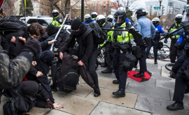 В Лондоне во время акции протеста получили ранения 6 сотрудников полиции