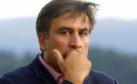 Saakașvili stînd la coadă pentru pașaport biometric FOTO
