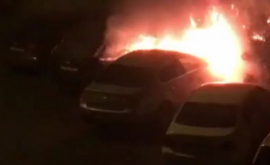 Două mașini au ars în această noapte în centrul Capitalei FOTO