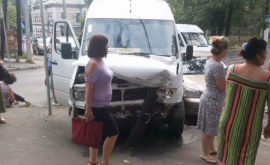 Accident cu implicarea unui microbuz în capitală