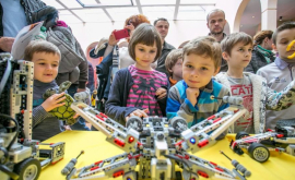 O echipă de elevi din Moldova va participa în premieră la olimpiadă la robotică