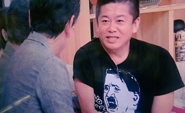 В эфир японского ТВ пришел мужчина в футболке с Гитлером ВИДЕО