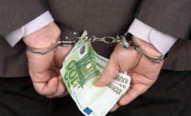 10 000 de euro pentru cetățenia română Bărbat încătușat de CNA VIDEO