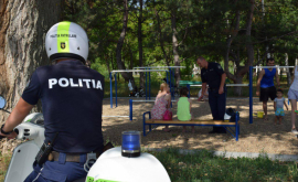 Polițiștii inspectează un parc din capitală
