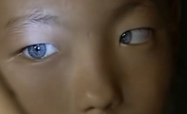 Китайский ребенок принадлежащий к другой расе