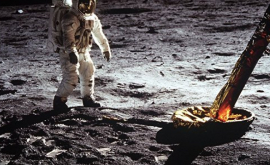 Geanta cu primele mostre de pe Lună vîndută cu 18 milioane dolari