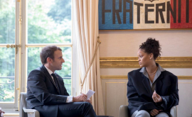Întîlnire de gradul zero dintre Rihanna și soția lui Macron