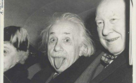 Celebra fotografie în care Einstein scoate limba vîndută la licitație
