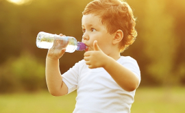 Жители Молдовы пьют в 2 раза меньше рекомендуемой суточной нормы воды