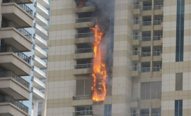 La Dubai arde unul dintre cei mai mari zgîrienori din lume VIDEO