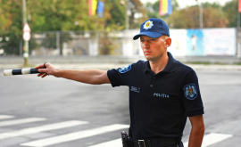 Polițiștii nu pun doar amenzidar servesc șoferii și cu înghețată VIDEO
